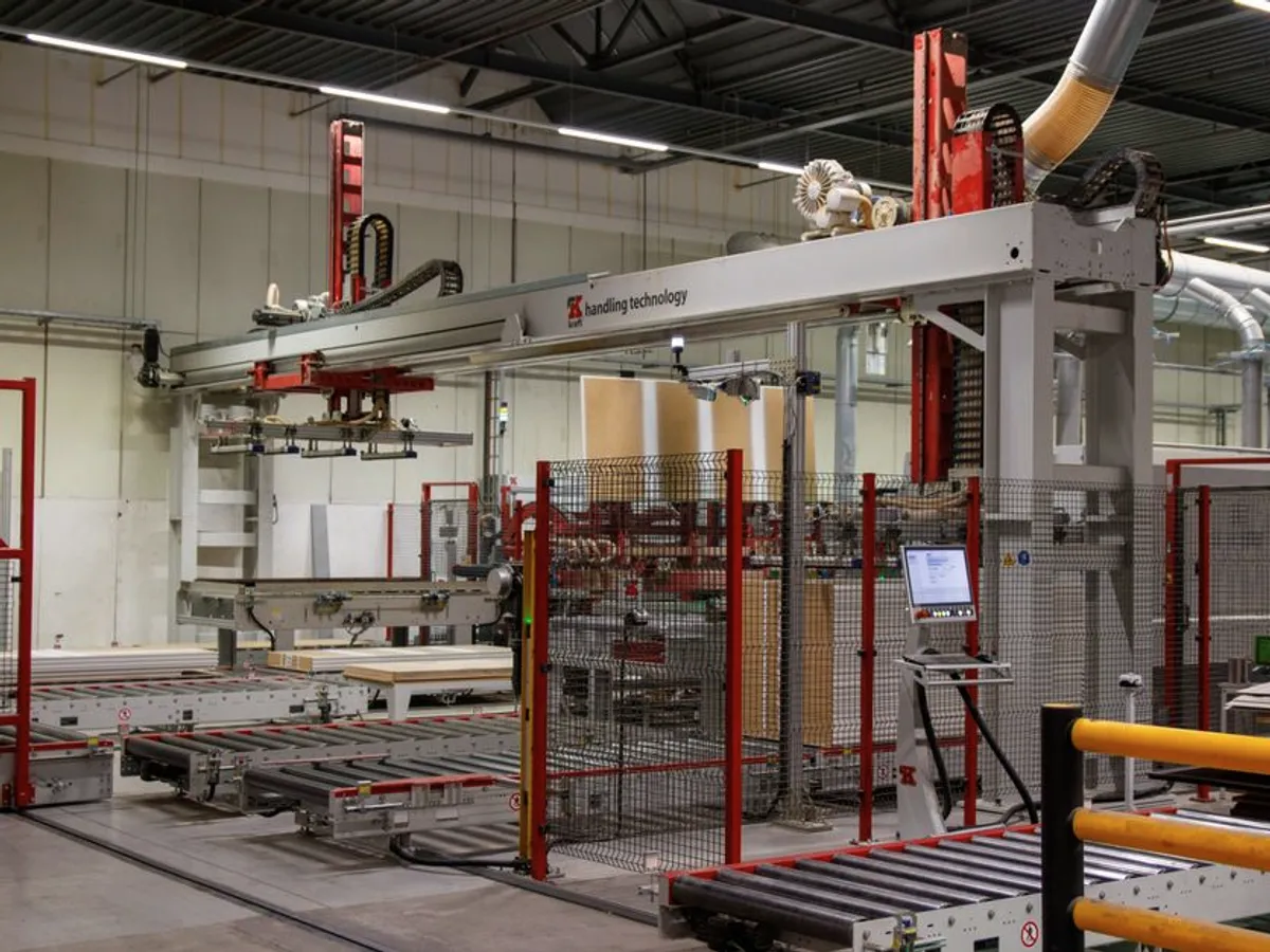 Planta de manufactura con maquinaria y brazo robótico en operación