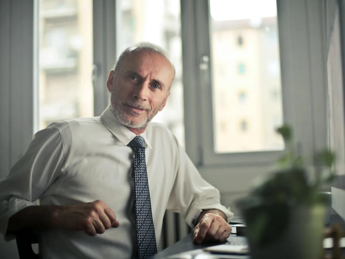 Consultor senior con experiencia en su oficina junto a la ventana