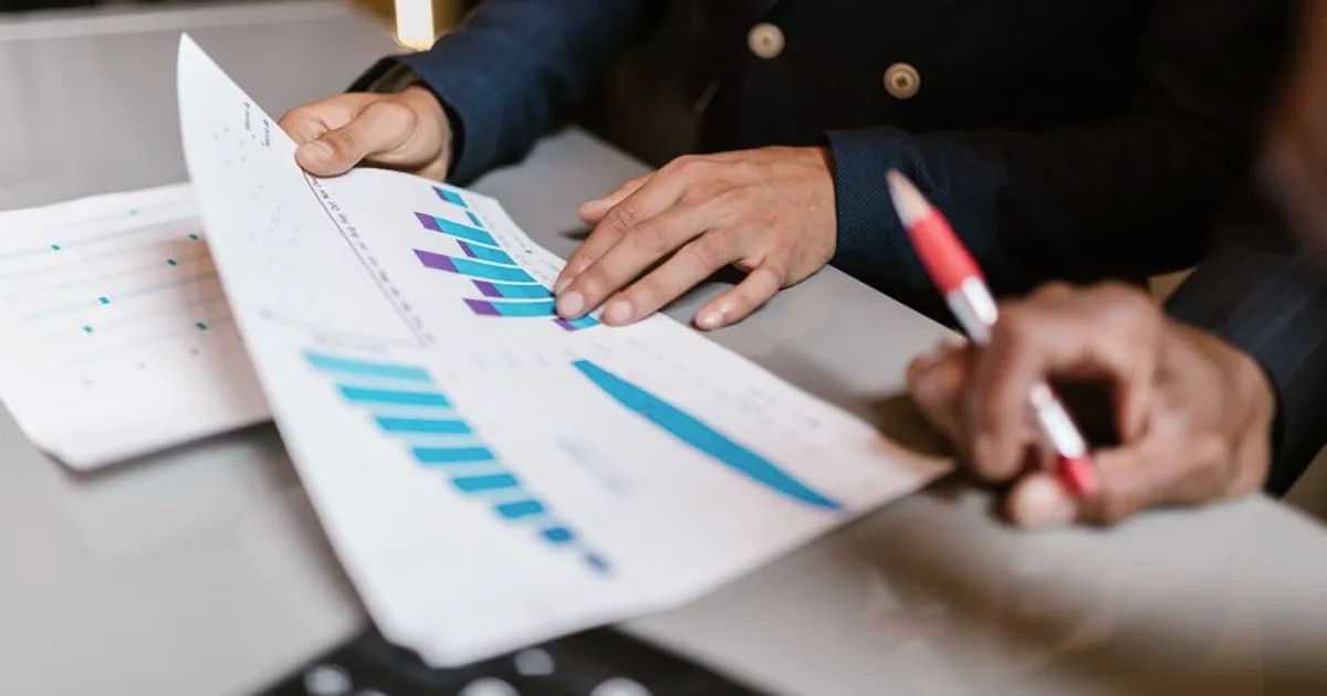 Profesionales revisando gráficos de datos en una reunión de negocio