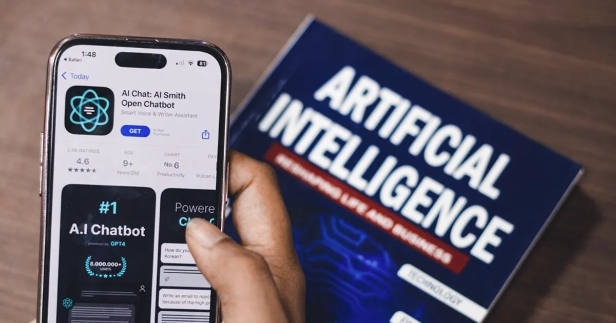 Smartphone con una app de IA junto a un libro sobre inteligencia artificial